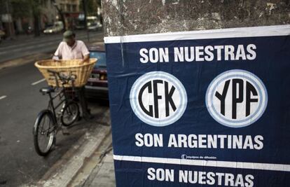 Carteles en Argentina a favor de la nacionalizaci&oacute;n de YPF