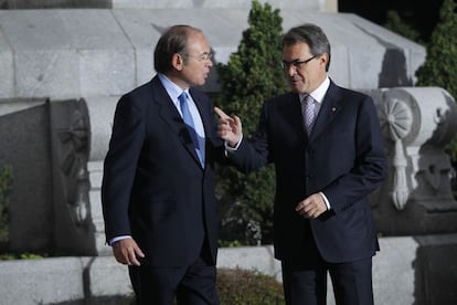 El presidente catalán llega a la reunión consciente de que los once jefes de Gobierno autonómicos cerrarán filas en torno a Mariano Rajoy para proyectar a la Unión Europea una imagen de unidad contra la crisis y la contención del déficit. Dice que no quiere romper esta imagen, pero que se deben fijar objetivos de déficit realistas para que la cifra no se desborde posteriormente.