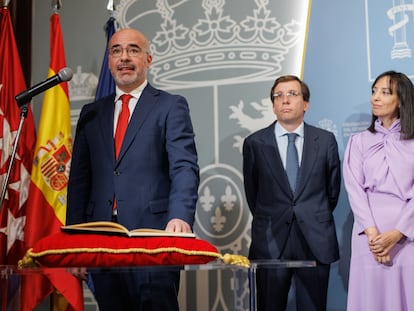 El nuevo delegado del Gobierno en la Comunidad de Madrid, Francisco Martín, con Almeida y González a sus espaldas.