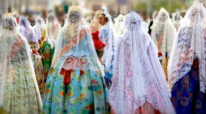 Falleras durante la ofrenda de flores a la virgen en las Fallas de Valencia.