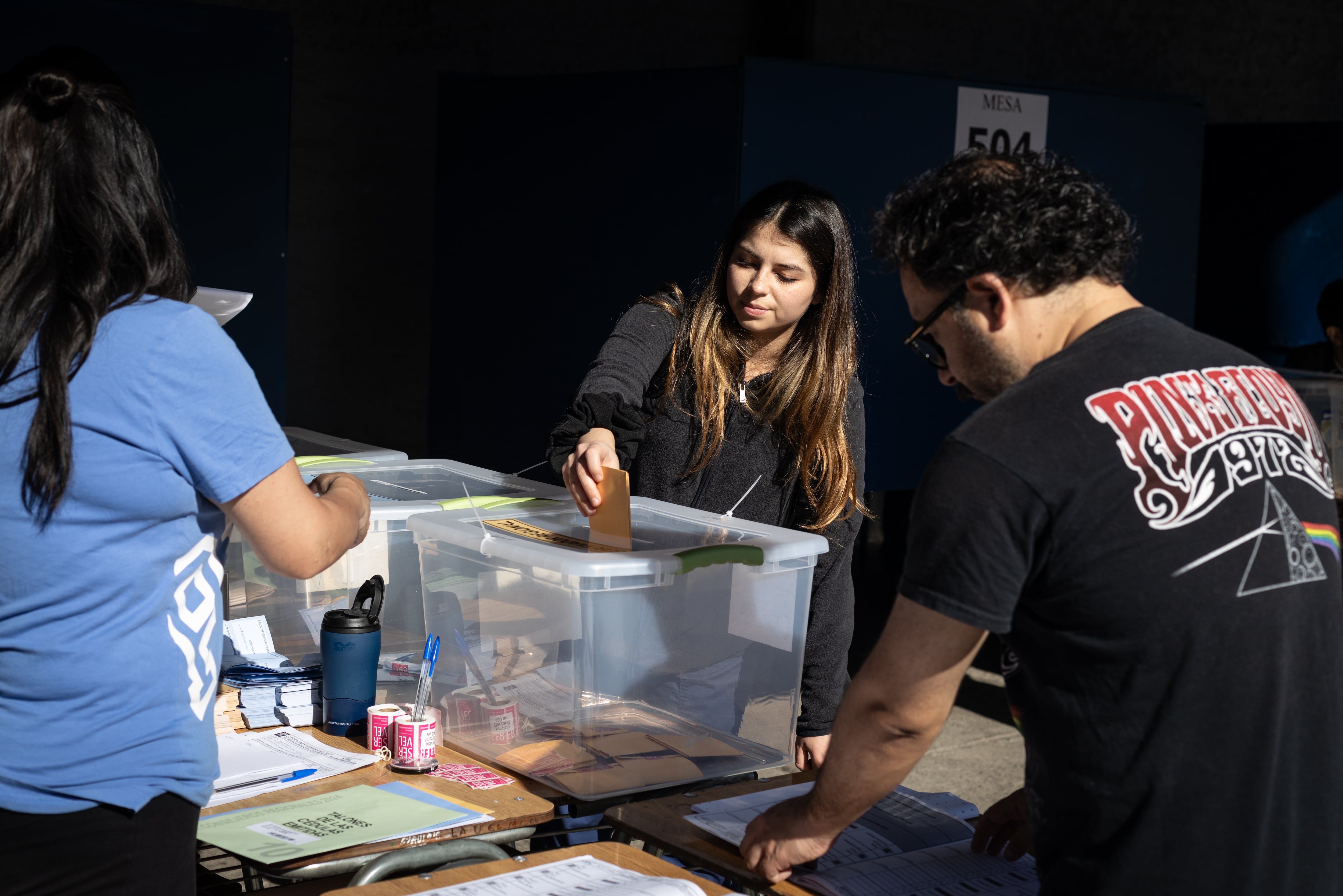 Una mujer deposita sus votos en las urnas durante las elecciones municipales en Santiago, Chile, el 26 de octubre de 2024