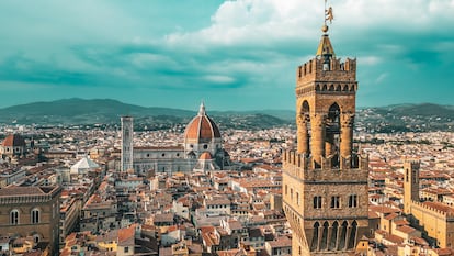 La Torre del reloj del Palazzo Vecchio y vista de la ciudad de Florencia (Italia).