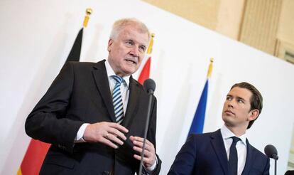 El ministro del Interior alemán, Horst Seehofer, y el canciller austriaco, Sebastian Kurz, en Viena.