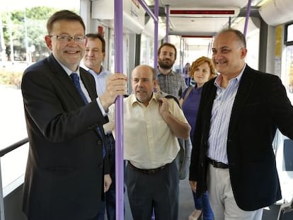 Ximo Puig, con el candidato europeo Enrique Guerrero y el portavoz socialista en Valencia, Joan Calabuig, en el metro de Valencia.