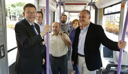 Ximo Puig, con el candidato europeo Enrique Guerrero y el portavoz socialista en Valencia, Joan Calabuig, en el metro de Valencia.