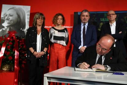 El primer secretario del PSC, Miquel Iceta, firma en el libro de condolencias instalado en la sede del partido en Barcelona en memoria de la exministra socialista Carme Chacón, acompañado de los dirigentes del partido Núria Marín (i), Meritxel Batet (2i), Jaume Collboni (2di) y José Zaragoza (d).