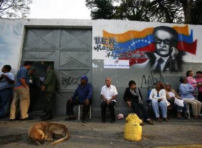 Cola ante un colegio electoral de Caracas para votar sobre la enmienda que autorizaría la reelección indefinida de Hugo Chávez.