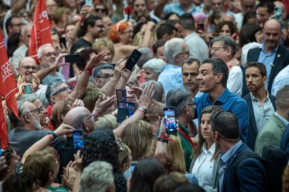 Pedro Sánchez, rodeado de simpatizantes este sábado en Valencia. 