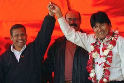 Ollanta Humala (izquierda) y Evo Morales (derecha), junto al embajador de Cuba en Bolivia, Rafael Dausá.