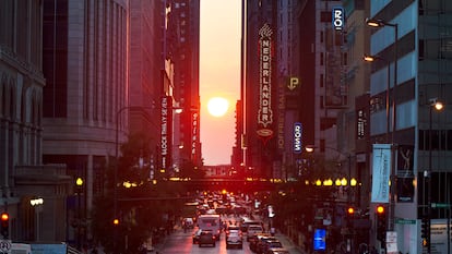 El sol se pone entre los edificios de la calle Randolph en Chicago, el 20 de septiembre de 2019.