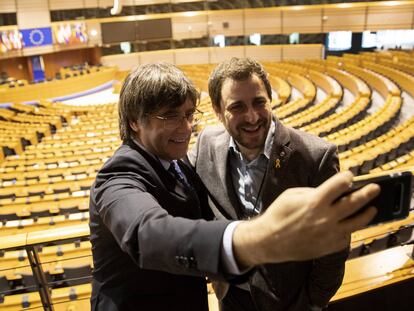 Puigdemont y Comín se fotografían en la Eurocámara.