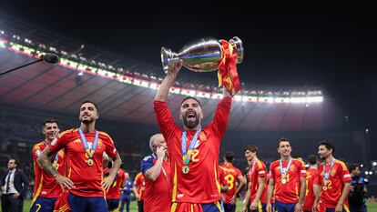 Daniel Carvajal levanta el trofeo durante el partido final entre España e Inglaterra, en julio de 2024.