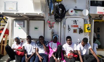 Migrantes a bordo do ‘Aquarius’ nesta segunda-feira.