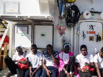 Migrantes a bordo do ‘Aquarius’ nesta segunda-feira.
