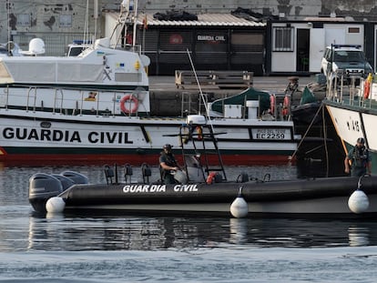 Varias embarcaciones de la Guardia Civil atracadas en el muelle de Santa Cruz de Tenerife, este viernes.