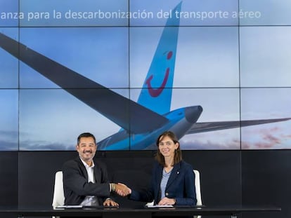 Tobi Pardo, director de Aviación y Asfaltos de Cepsa, y Leen Vander Kuylen, directora de gestión de TUI Airline