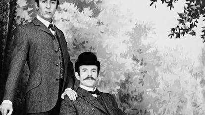 De pie, Robert Stephens como Sherlock Holmes y Colin Blakely como el doctor Watson en ‘La vida privada de Sherlock Holmes’, de Billy Wilder.