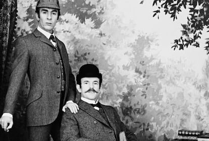 De pie, Robert Stephens como Sherlock Holmes y Colin Blakely como el doctor Watson en ‘La vida privada de Sherlock Holmes’, de Billy Wilder.