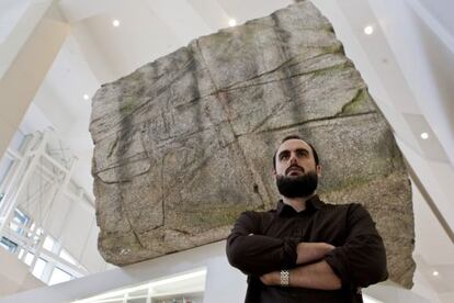 Jorge Perianes, delante de una pieza expuesta en la Cidade da Cultura.