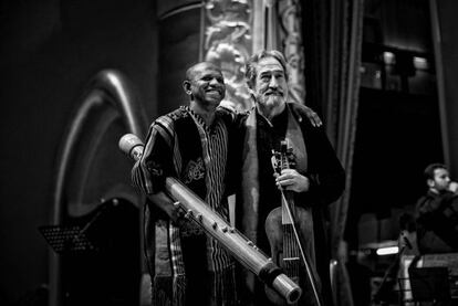 Jordi Savall con el músico malgache Rajery, durante un descanso en los ensayos en Abu Dabi.
