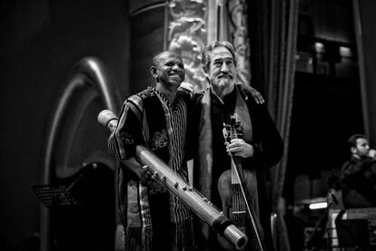 Jordi Savall con el m&uacute;sico malgache Rajery, durante un descanso en los ensayos en Abu Dabi.