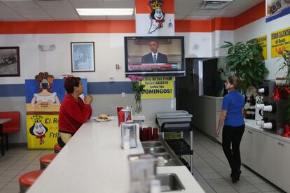 Moradores de Miami veem o discurso de Obama, no bairro Pequeña Habana.