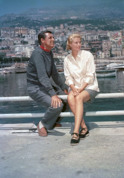 La actriz, todo elegancia junto a Cary Grant en el ‘set’ de rodaje de 'Cómo atrapar a un ladrón' (Alfred Hitchcock, 1955).