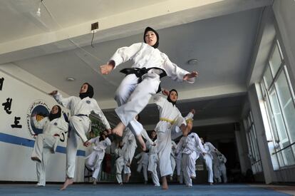 Un grupo de niñas practican taekwondo durante una sesión de entrenamiento en Kabul, Afganistán.