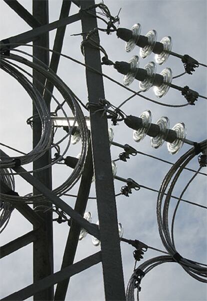 Torres de tendido eléctrico urbano en Sevilla.