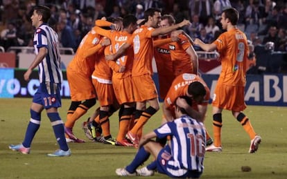 Los jugadores del Dépor, desolados, mientras los de la Real celebran el cuarto puesto. 