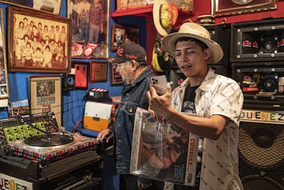 Dueñez y Daniel García, el veterano y el nuevo ídolo de la cumbia regia, se acaban de conocer en un encuentro propiciado por EL PAÍS. Han pasado toda la mañana poniendo cumbias en la casa del sonidero. “Me podría pasar todo el día aquí con los discos. Esto es como un museo”, contaba el actor de la película 'Ya no estoy aquí'.