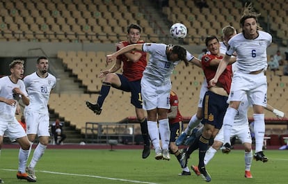 Gerard Moreno marca el tercer tanto de la selección española ante Kosovo.