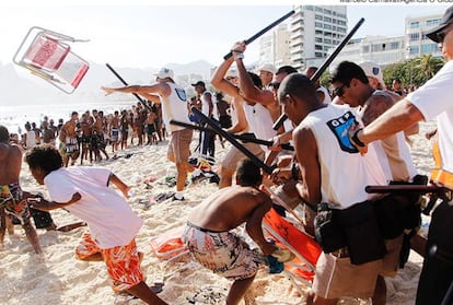 Policiais reprimem um 'arrastão' no Rio de Janeiro em 2013.