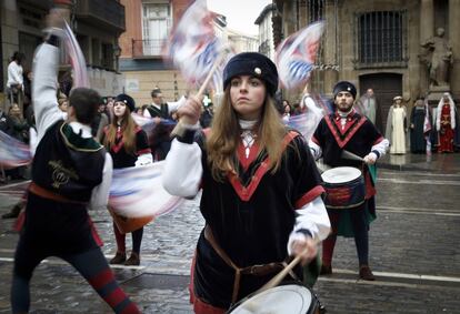 Un grupo de abanderados italianos, emisarios reales y su grupo de tambores, han amenizado este miércoles la Plaza Consistorial de Pamplona, con motivo de la entrega de la Haba de Oro 2017 a la Fundación Xilema.