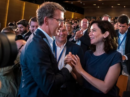 El líder del PP, Alberto Núñez Feijóo, es felicitado por la presidenta de la Comunidad de Madrid, Isabel Diaz Ayuso, este domingo en la clausura de la interparlamentaria de su formación, en Toledo.