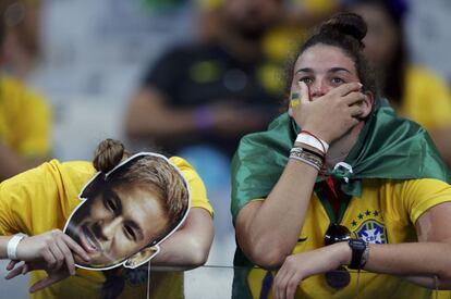 No Mineirão, duas torcedoras demonstram que não acreditam no que estão vendo.