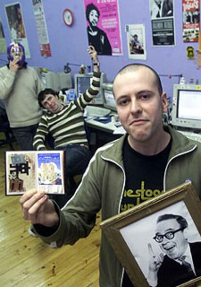 Diego Sanz, con un ejemplar de <i>Txapelpixel,</i> en Vudumedia.