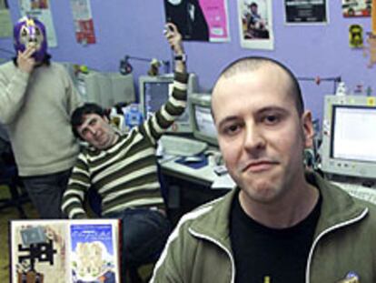 Diego Sanz, con un ejemplar de <i>Txapelpixel,</i> en Vudumedia.
