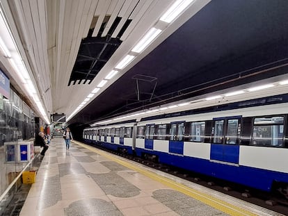 Uno de los andenes de la estación de Herrara Oria, línea 9 del metro de Madrid, donde está el hueco en el falso techo el 13 de abril de 2023.