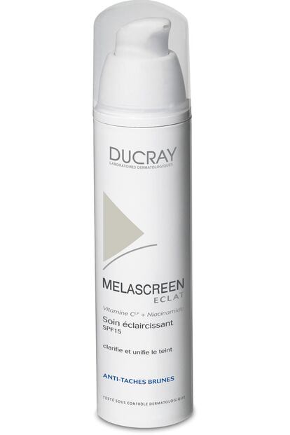 Iluminación y protección diaria con Melascreen, un iluminador de la marca Ducray con filtros UVA-UVB. Contiene activos que inhiben la síntesis de melanina, evitando las manchas, y otros que bloquean su transferencia a las capas superficiales de la epidermis. El resultado es una pigmentación más regular y unas manchas menos visibles si se usa a diario. Se vende en farmacias y parafarmacias por un precio de 27,90 euros.