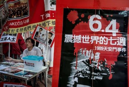 Un activista informa sobre las protestas de Tiananmen en una calle de Hong Kong, 4 de junio de 2014.