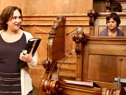 Ada Colau a l'entrada del ple de l'Ajuntament, aquest divendres.