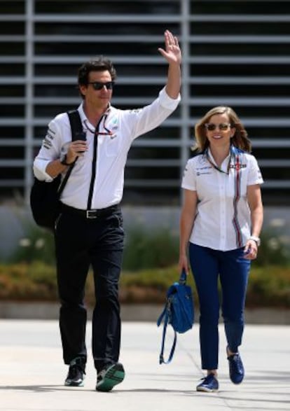 El matrimonio Wolff, en el 'paddock' del circuito de Baréin.