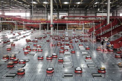 Varios robots transportan paquetes en un almacén logístico del grupo JingDong, en Wuhan (China). 