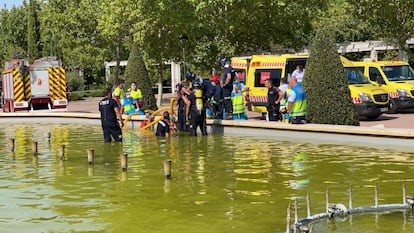 Imagen de los bomberos de Móstoles y sanitarios del SUMMA 112 en la fuente en la que ha fallecido un chico de 16 años succionado por una tubería.