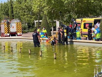 Imagen de los bomberos de Móstoles y sanitarios del SUMMA 112 en la fuente en la que ha fallecido un chico de 16 años succionado por una tubería.