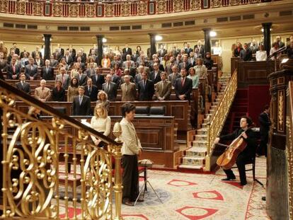 El violonchelista Dami&aacute;n Mart&iacute;nez Marco en el hemiciclo del Congreso de los Diputados en 2005.