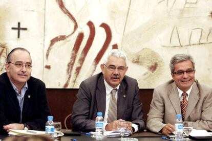 De izquierda a derecha, Josep Bargalló, Pasqual Maragall y Joan Saura, antes del comienzo de la reunión del Gobierno catalán.