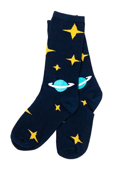 Calcetines con estampado de planetas y estrellas. Son de Pixie Market (6,88 euros).