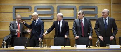 Jaime García-Legaz, secretario de Estado de Comercio, segundo por la izquierda, José Luis Feito, presidente del Instituto de Estudios Económicos, Juan Rosell, presidente de la CEOE, y José María Lacasa, secretario general de la CEOE.